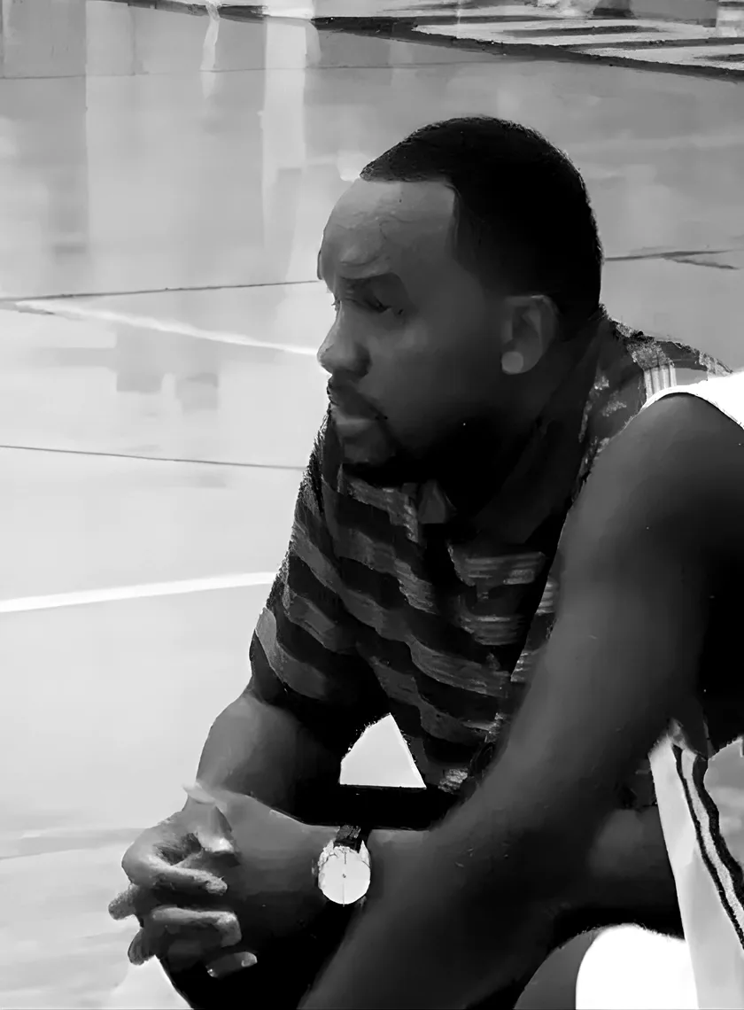 Coach Hansbro on the bench during a game